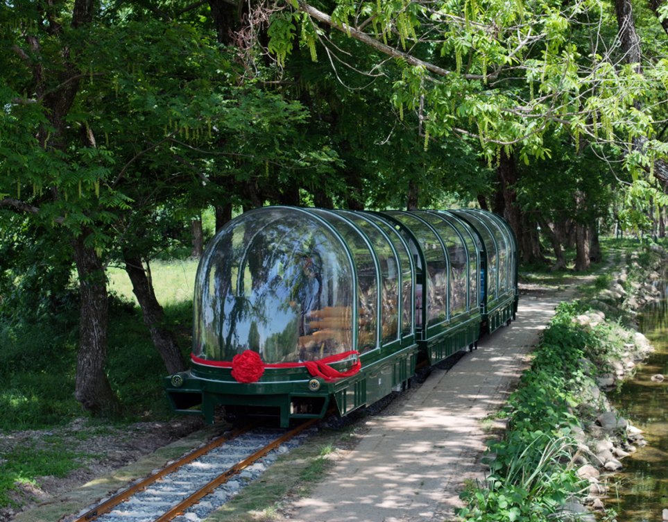 国内首列全景观光列车亮相西溪南