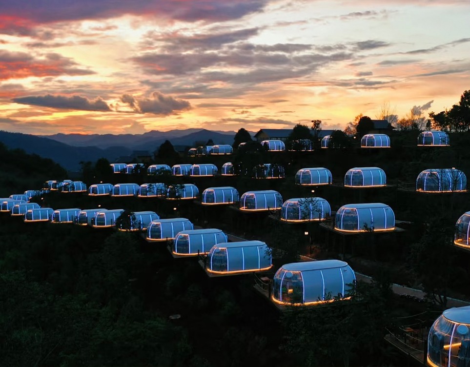 当假期逃离人海，山野间的星空房正留白生活